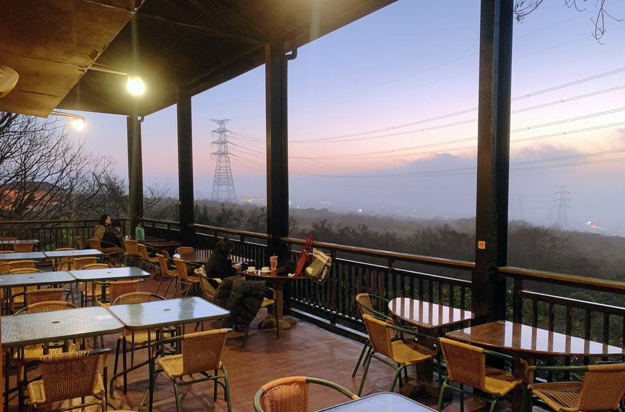 [食記] 台中 岳家庄夜景咖啡廳，多款桌遊免費玩